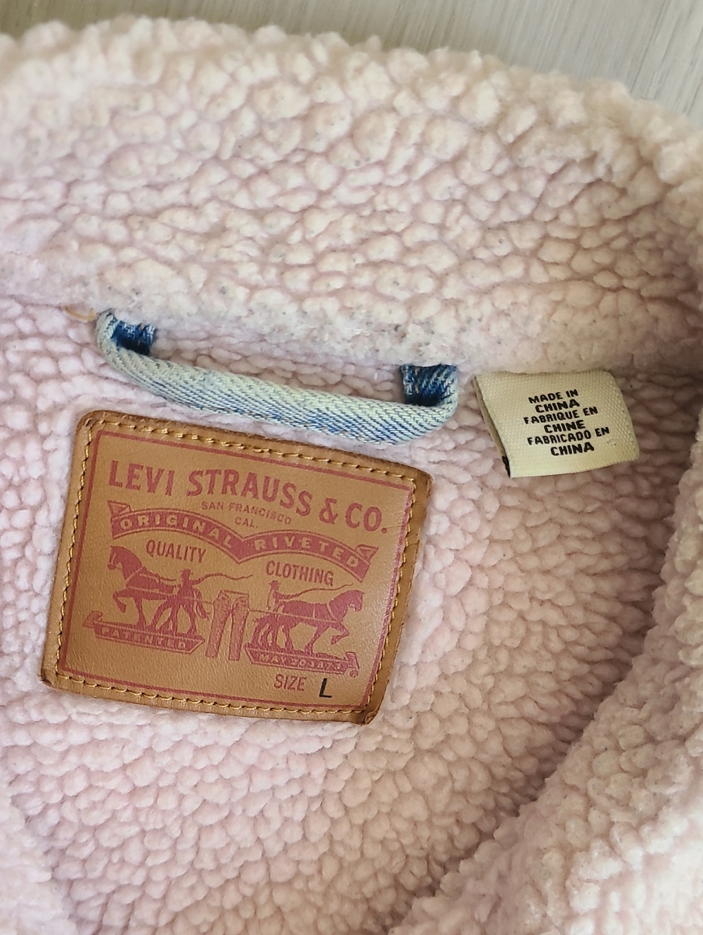 Levi's Light Wash Blue Denim Sherpa Jacket Pink Shearling Large Women's Winter - Picture 5 of 9